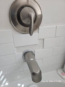 Bathtub tile surround that could use a little help.